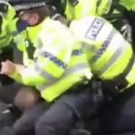 ببینید | وحشیگری پلیس انگلیس برای دستگیری فردی بدون ماسک!